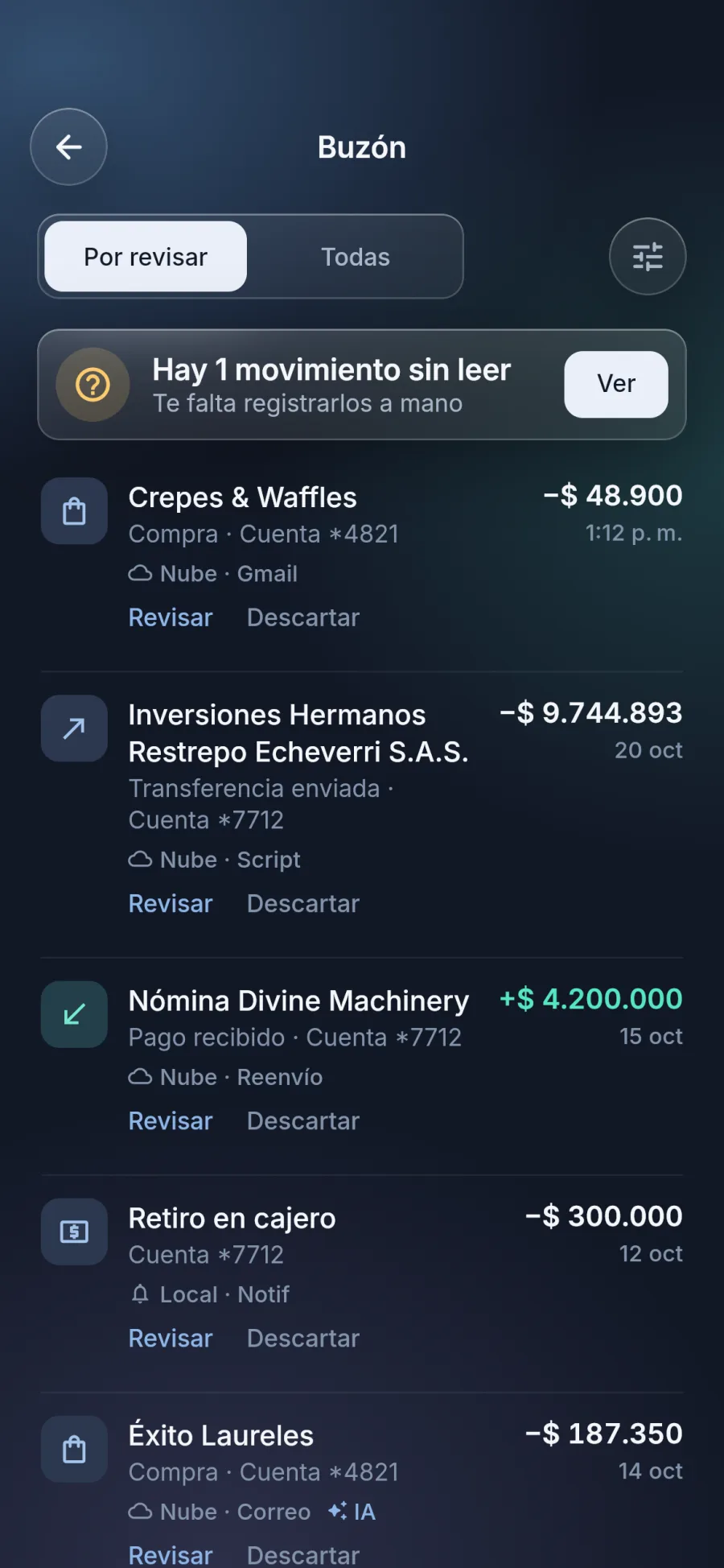 Buzón de Shushi con compras detectadas desde el correo, cada una con su monto, la cuenta y los botones Revisar y Descartar.