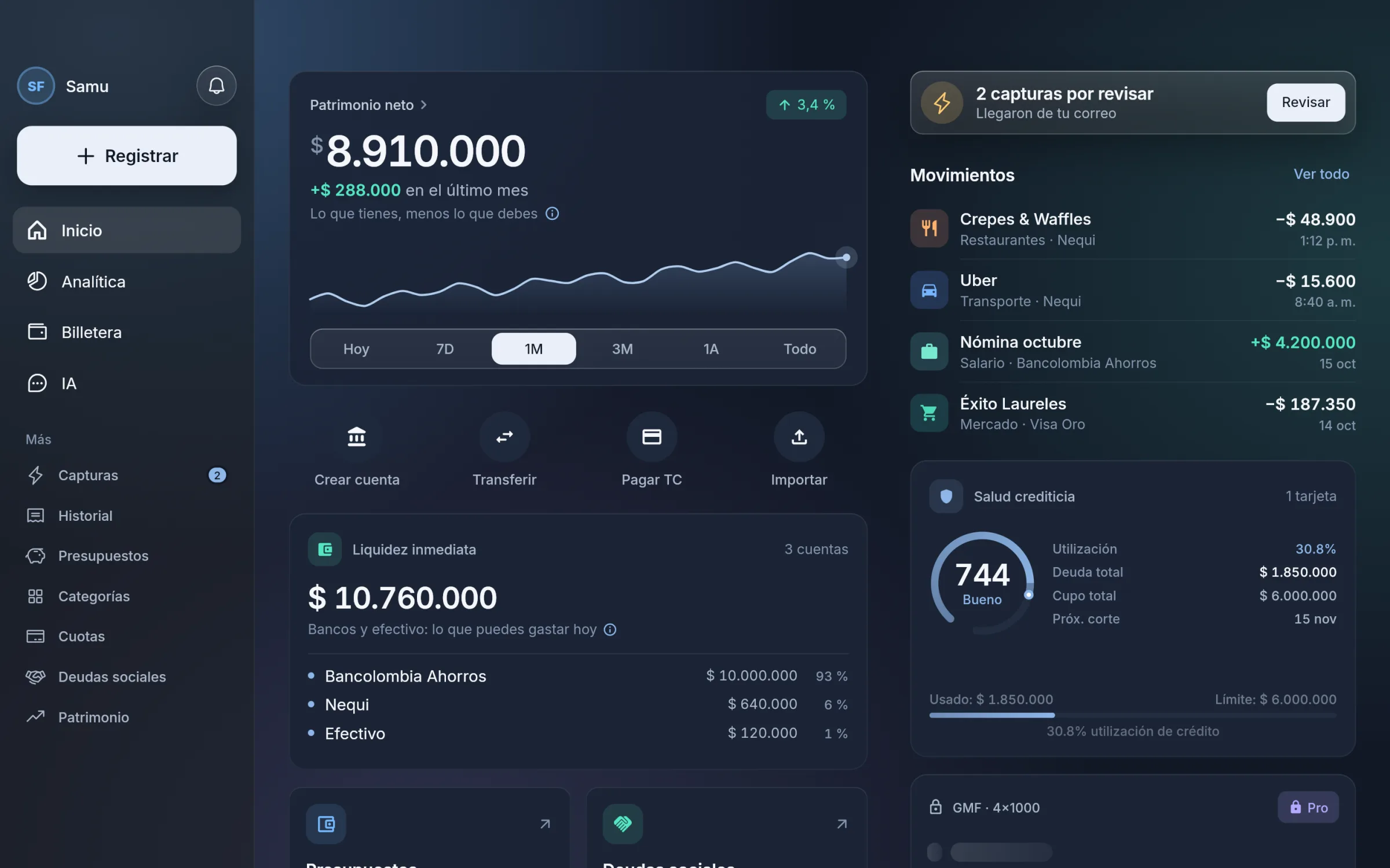 Shushi en el computador: menú lateral, patrimonio neto de $8.910.000, liquidez inmediata, salud crediticia y los últimos movimientos, con dos capturas del correo por revisar.